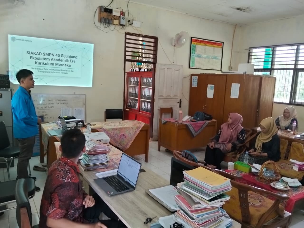 Mahasiswa UBSI Serahkan Website Resmi kepada SMPN 45 Sijunjung untuk Dukung Implementasi Kurikulum Merdeka